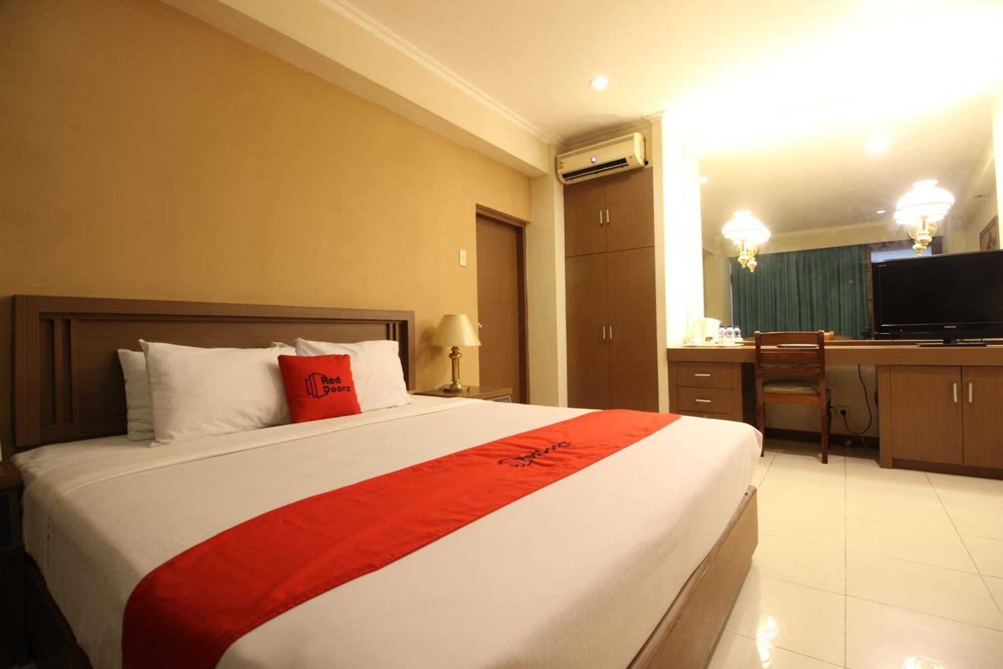 Reddoorz Premium @ Slamet Riyadi 2 Surakarta  Exterior photo